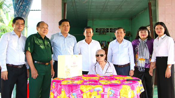 Lãnh đạo tỉnh thăm, tặng quà Tết cho thương binh tại xã Tân Hồng